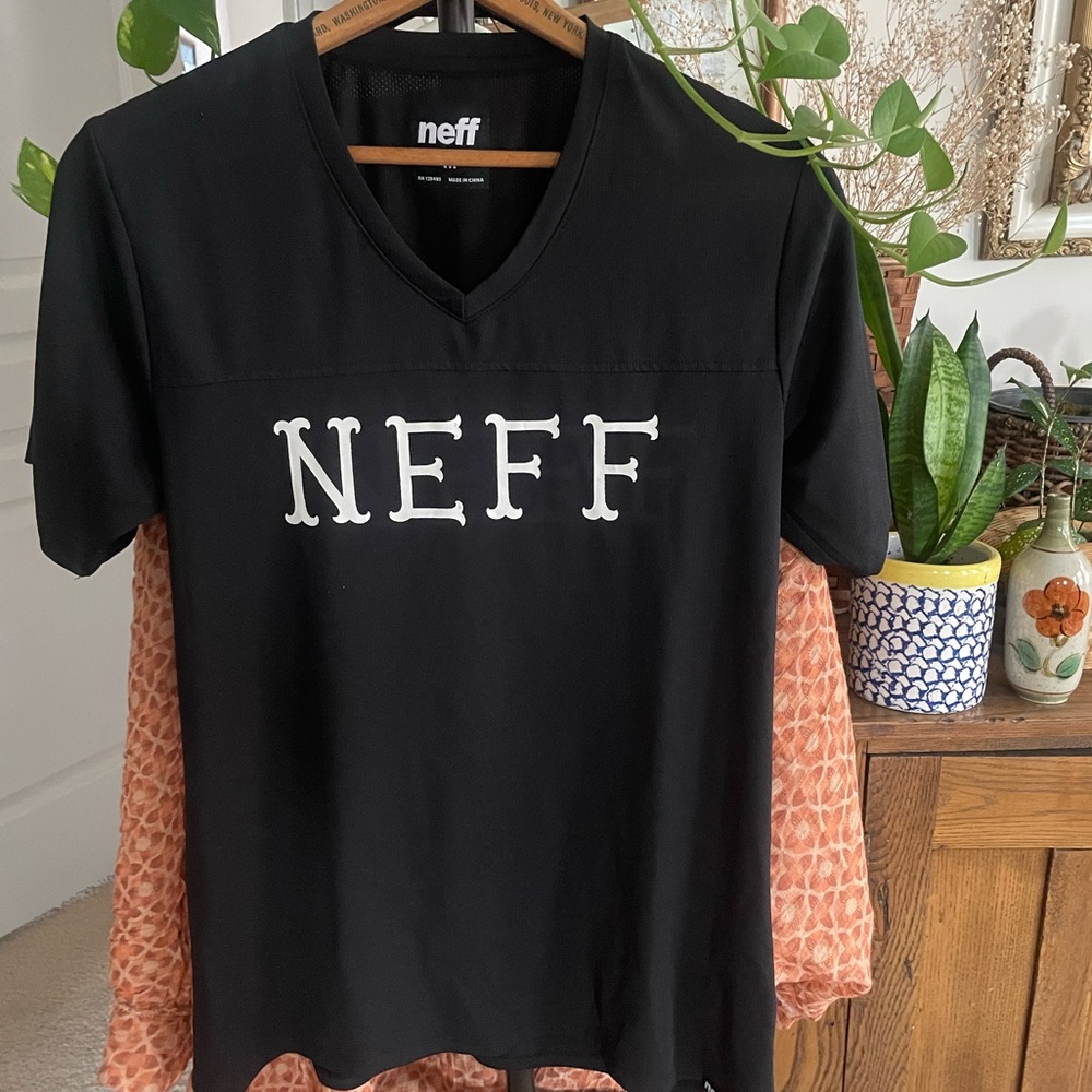 LAST CHANCE NEFF Longline V-Neck Jersey
